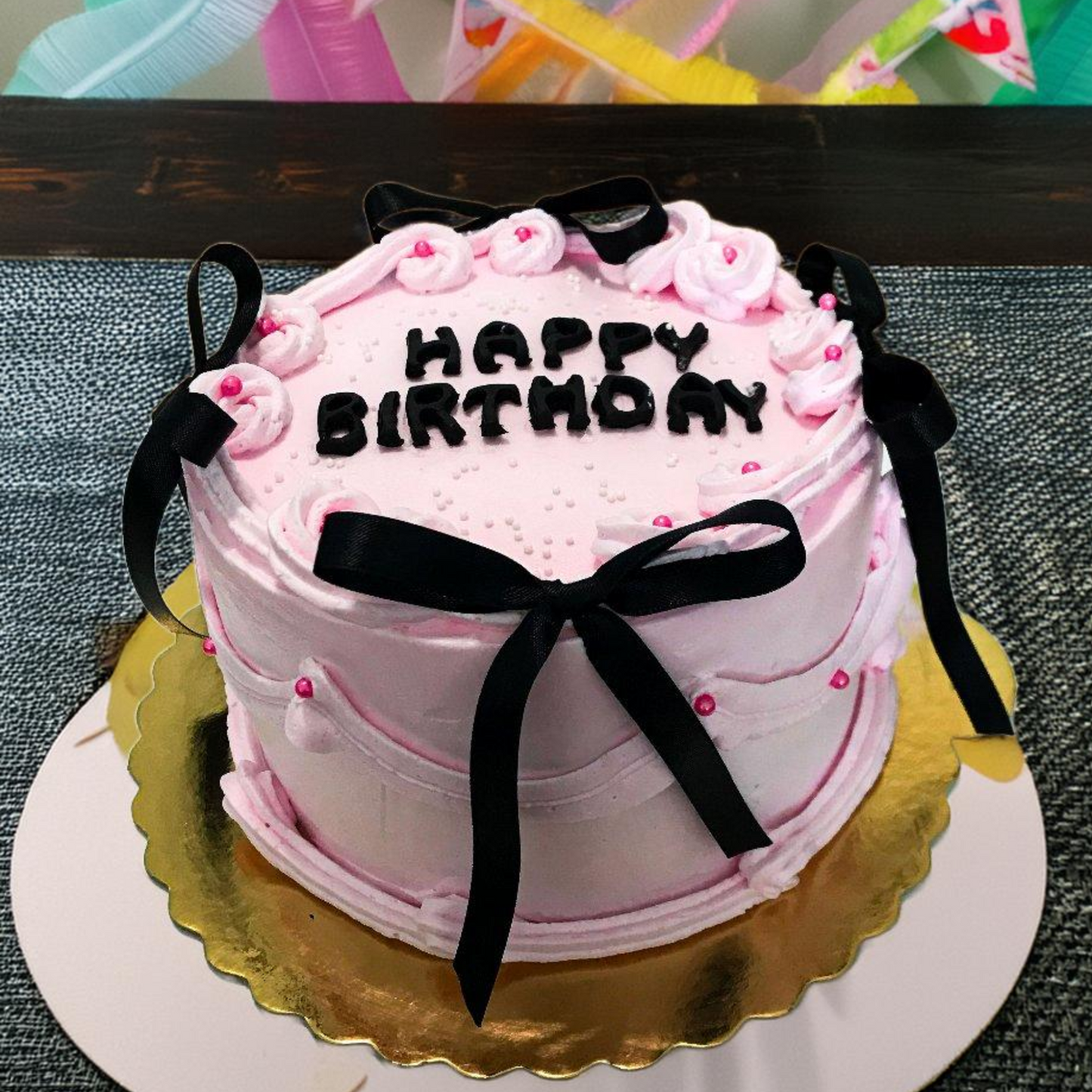 Beyaz ve Pembe Kurdeleli Doğum Günü Pastası