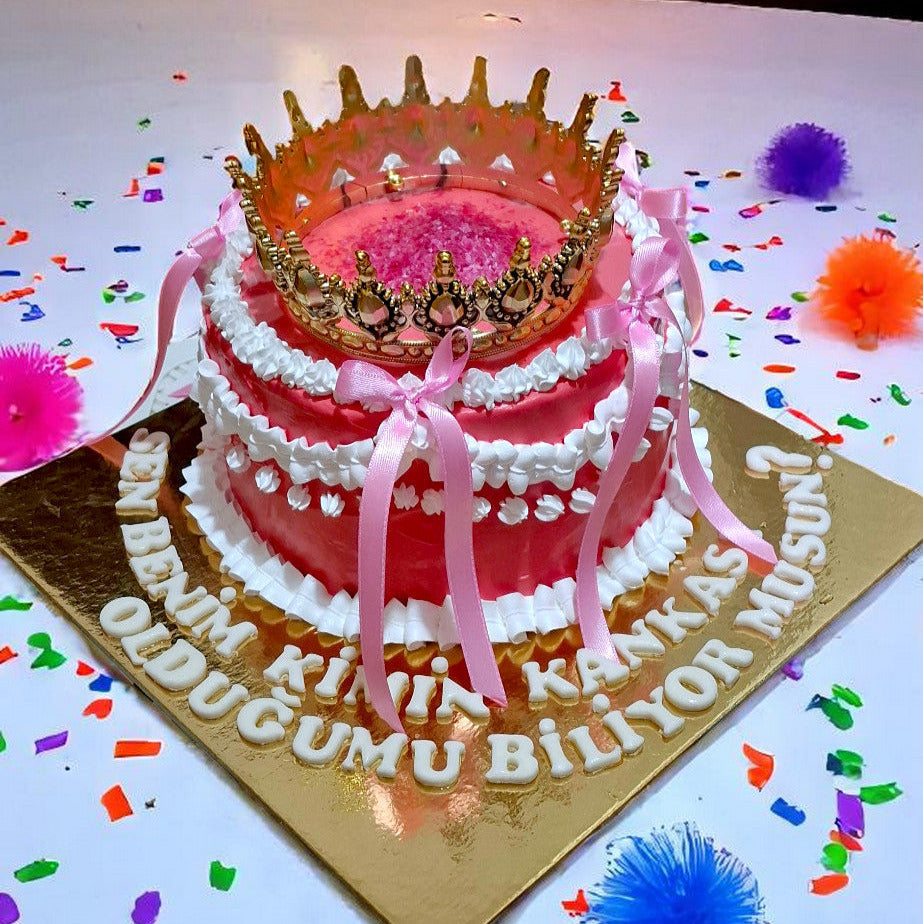 PRENSESLERE ÖZEL TAÇLI PASTA